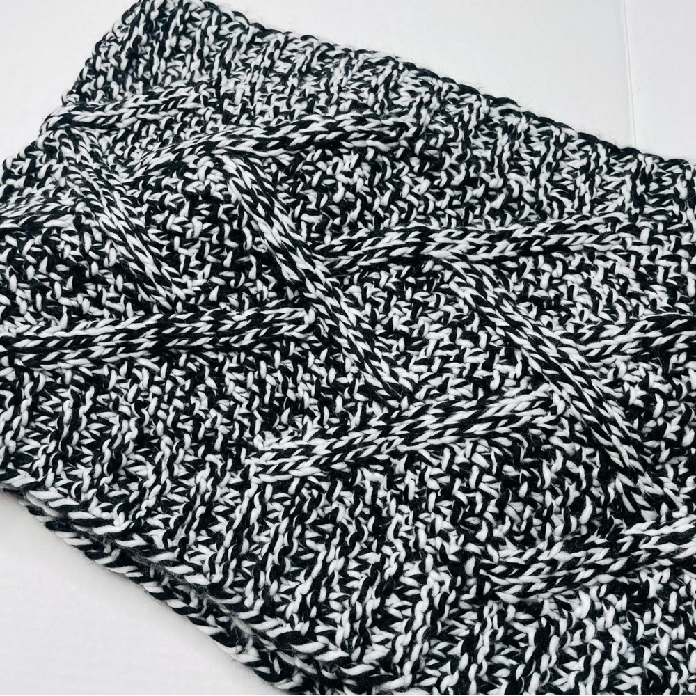 𝅺H&M NWOT Chunky Cable Knit Scarf in Black and White - Bundle & Save! - Picture 6 of 8
